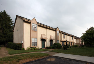 McNaughten Commons in Columbus, OH - Foto de edificio - Building Photo