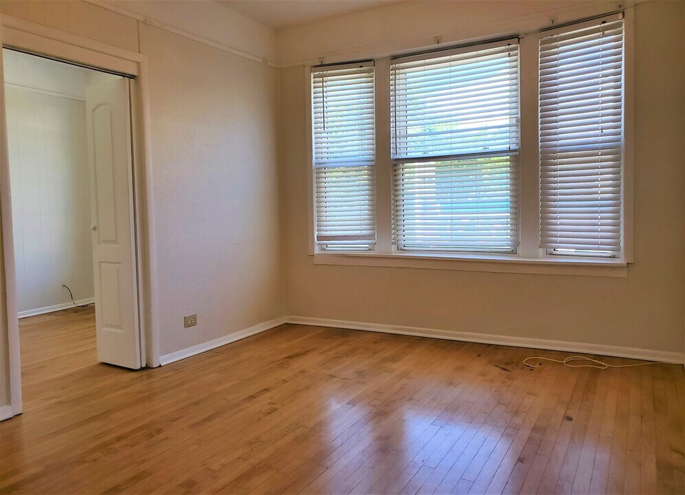 4637 N Damen Ave in Chicago, IL - Building Photo