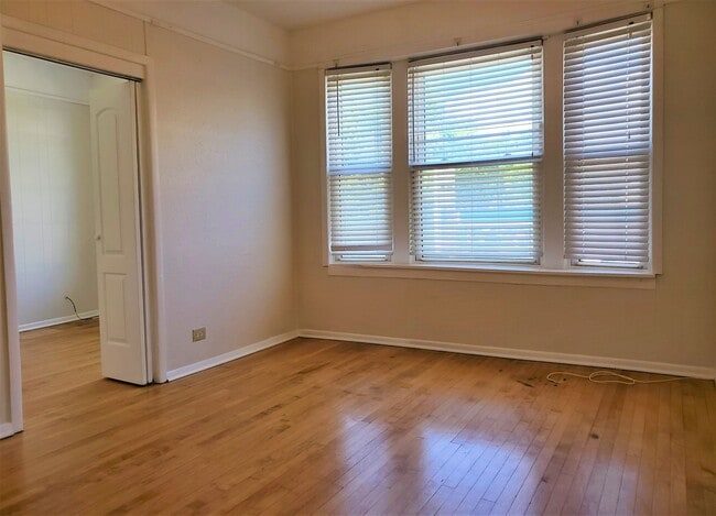 property at 4637 N Damen Ave