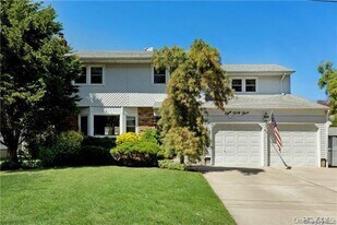 843 Outlook Ave in West Babylon, NY - Building Photo