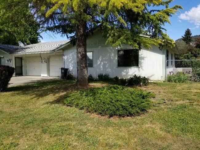 1685 Cloverlawn Dr in Grants Pass, OR - Building Photo - Building Photo