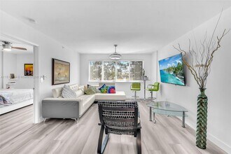 9525 Weldon Cir in Tamarac, FL - Building Photo - Building Photo