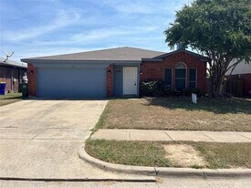 7712 Liz Ln in Watauga, TX - Building Photo