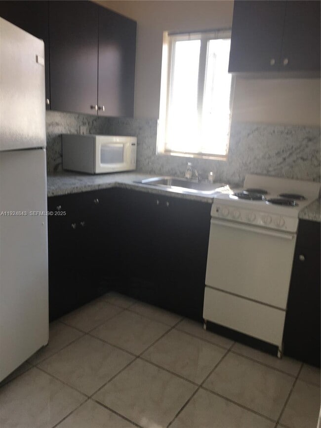 960 Biarritz Dr in Miami Beach, FL - Building Photo - Building Photo