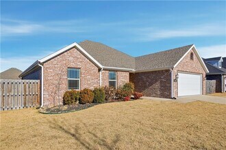 2007 W Gilligan Ave in Rogers, AR - Building Photo - Building Photo