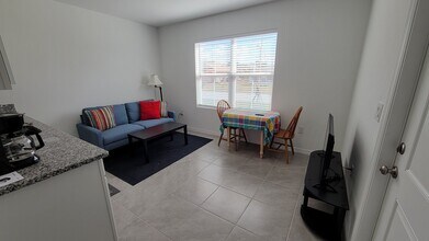 733 Cleaves St SE, Unit cleaves in Palm Bay, FL - Building Photo - Building Photo