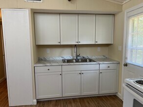 1557 Coombs Dr in Tallahassee, FL - Foto de edificio - Building Photo