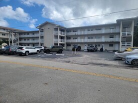 2100 Diana Dr in Hallandale Beach, FL - Building Photo