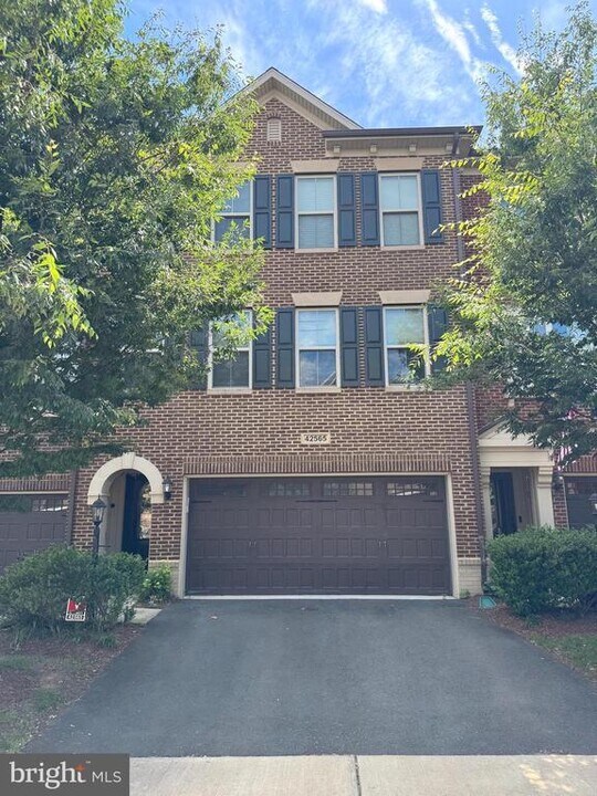42565 Dreamweaver Dr in Ashburn, VA - Building Photo