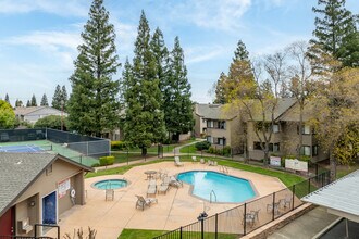 Highlands Apartments in Sacramento, CA - Building Photo - Building Photo