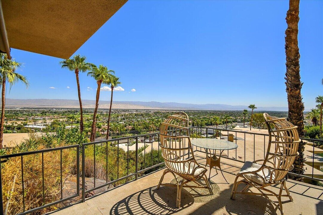 2112 Southridge Dr in Palm Springs, CA - Building Photo