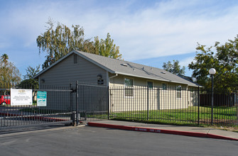 Summerfield Plaza in Sacramento, CA - Building Photo - Building Photo