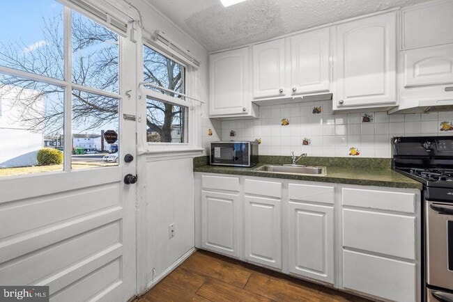 property at 2515 Colebrooke Dr