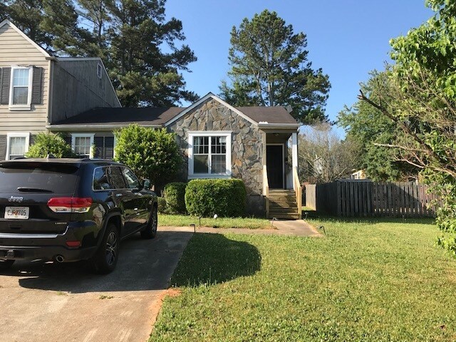 6451 Bedford Ln in Lithonia, GA - Foto de edificio