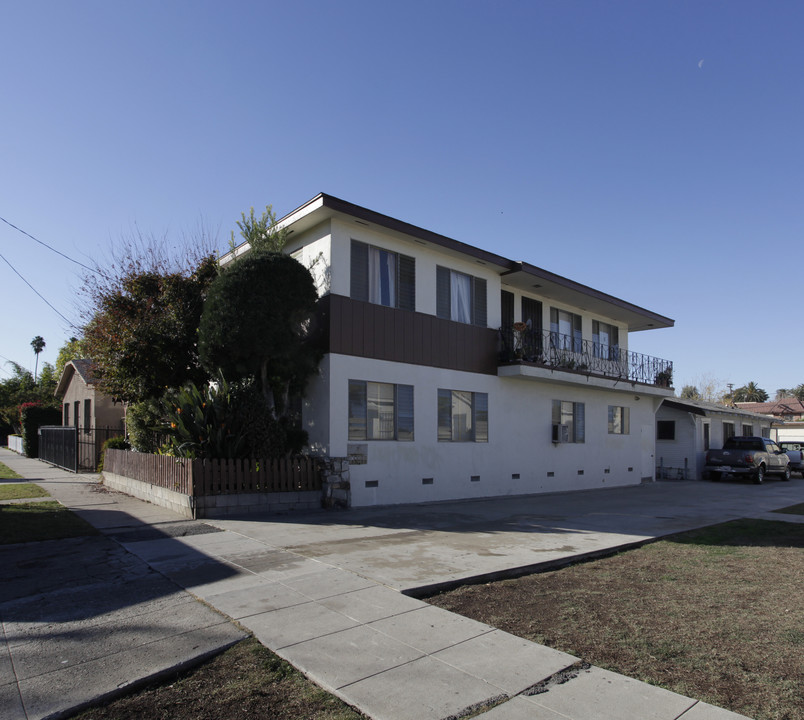 547 N Westmoreland Ave in Los Angeles, CA - Building Photo