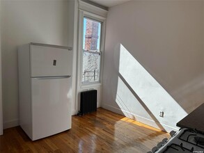 73-23 69th Pl-Unit -2L in Queens, NY - Foto de edificio - Building Photo