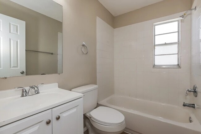 110 Circle Hill Dr in Brandon, FL - Building Photo - Building Photo