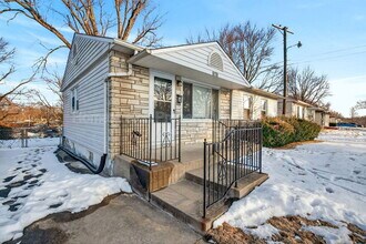 9770 Scottdale Dr in St. Louis, MO - Building Photo - Building Photo