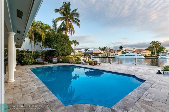 property at 2224 Sunrise Key Blvd