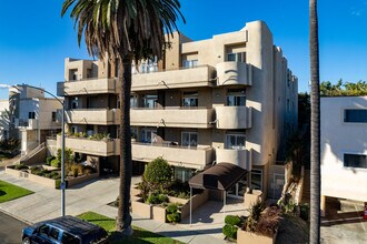 4943 Rosewood Ave in Los Angeles, CA - Building Photo - Building Photo