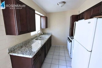 565 S Hobson in Mesa, AZ - Foto de edificio - Building Photo