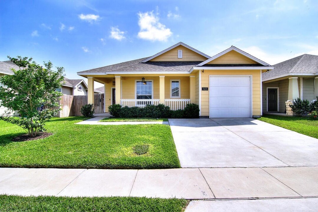 7425 Russ Ln in Corpus Christi, TX - Building Photo