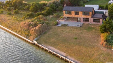 42 Barracuda Rd in East Quogue, NY - Foto de edificio - Building Photo