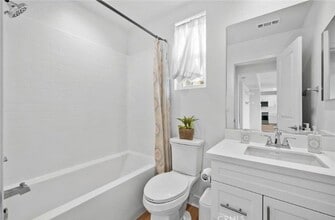 4382 Pacifica Wy, Unit #1 in Oceanside, CA - Foto de edificio - Building Photo