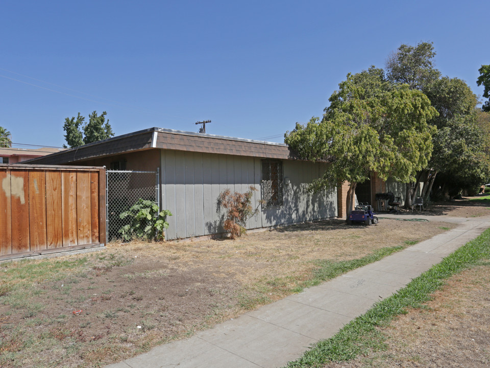 3391 E Fairmont Ave in Fresno, CA - Building Photo