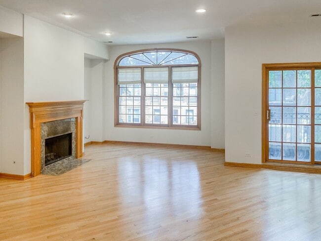 3338 N Sheffield Ave, Unit 3 in Chicago, IL - Foto de edificio - Building Photo