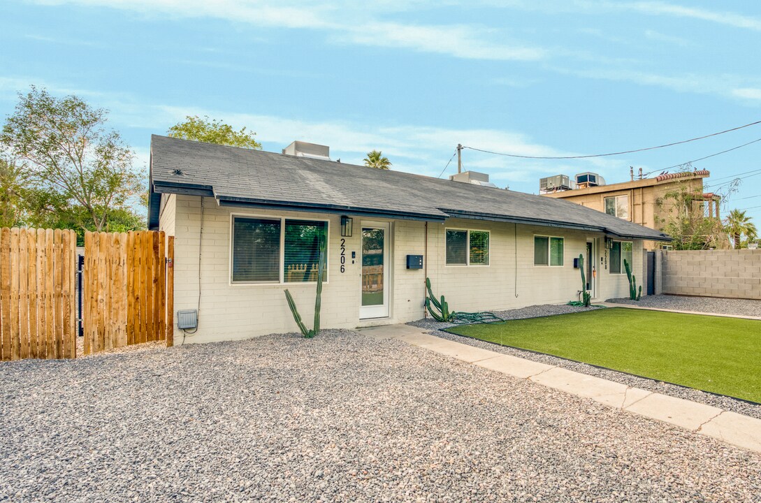 2206 N 26th St in Phoenix, AZ - Building Photo