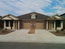 155 Creekside Villa Dr in Kyle, TX - Building Photo