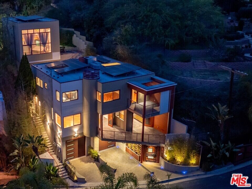 2222 Bancroft Ave in Los Angeles, CA - Foto de edificio