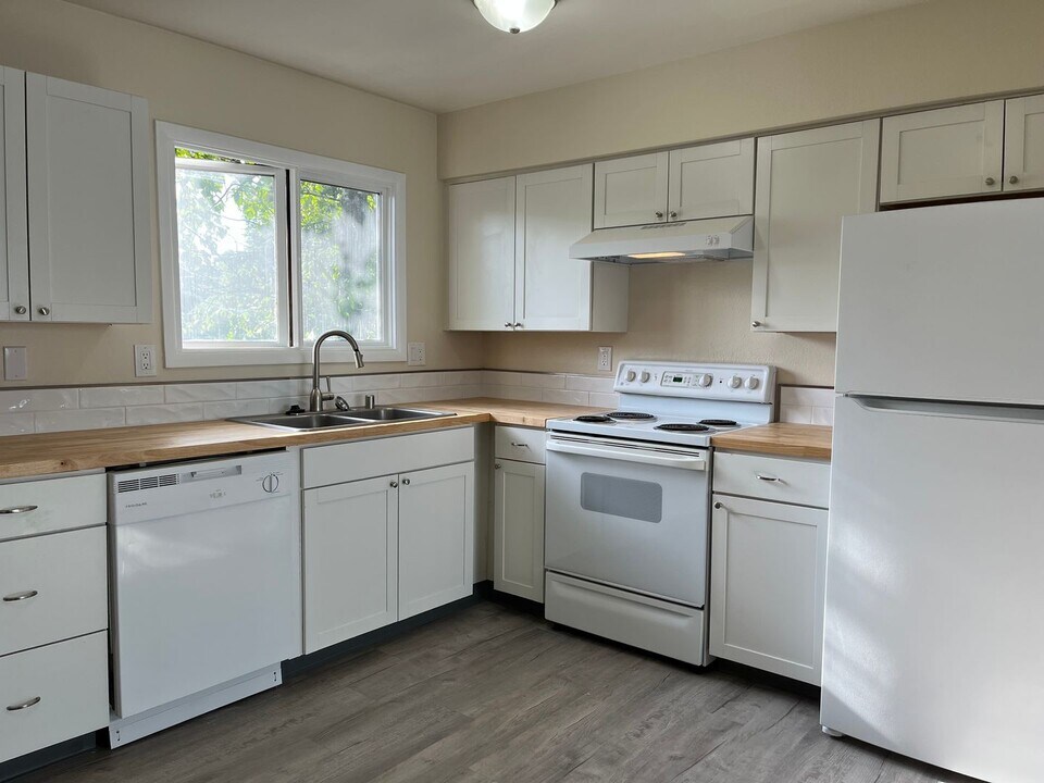 516 E 10th Ave in Anchorage, AK - Building Photo