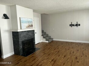 565 Spring Rd in Moorpark, CA - Building Photo - Building Photo