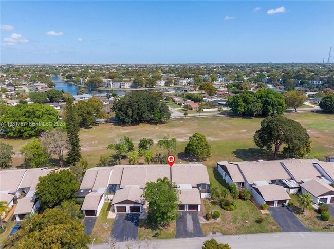 9315 Wedgewood Dr, Unit B19 in Tamarac, FL - Building Photo - Building Photo