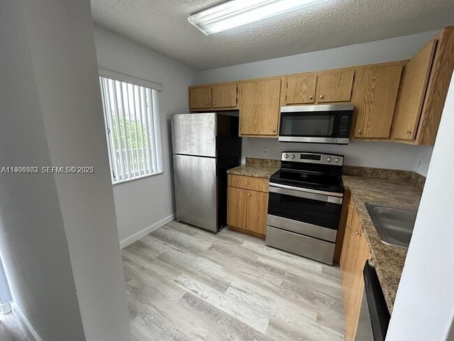 8600 N Sherman Cir in Miramar, FL - Building Photo - Building Photo