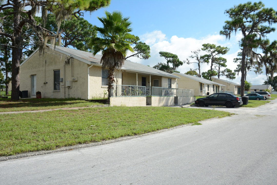 721 Mango Cir in Tarpon Springs, FL - Building Photo