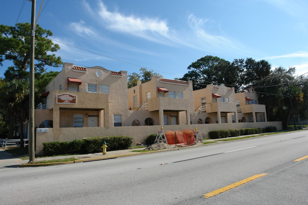 1115 S Ridgewood Ave in Daytona Beach, FL - Foto de edificio