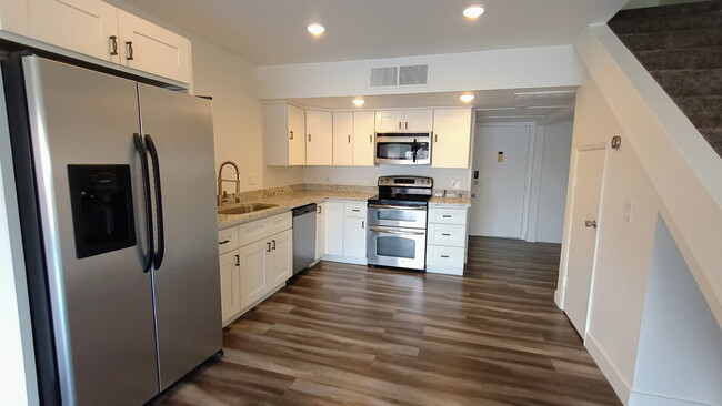 6131 Rancho Mission Rd in San Diego, CA - Building Photo - Building Photo