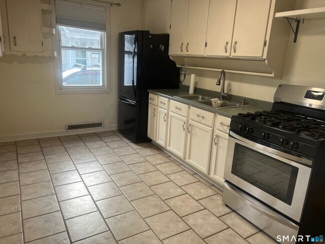 128 Laurel Ct in Plainville, CT - Building Photo - Building Photo