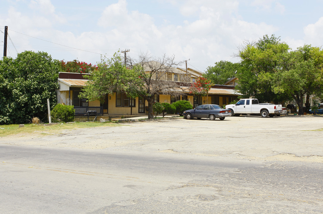 1011 Vfw Blvd in San Antonio, TX - Building Photo