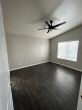 6385 Dan Blocker Ave in Henderson, NV - Foto de edificio - Building Photo