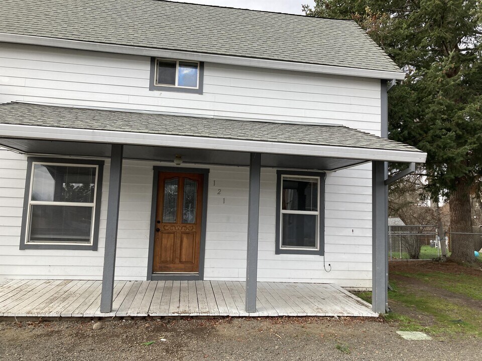 121 N Shasta Ave in Eagle Point, OR - Building Photo