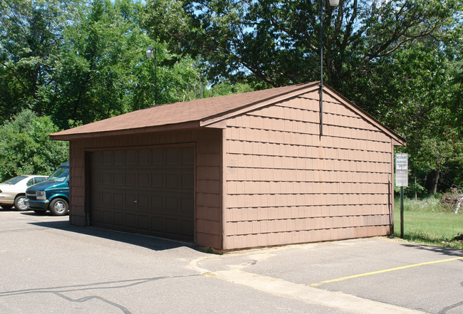 Shield's Plaza Apartments in North Branch, MN - Foto de edificio - Building Photo