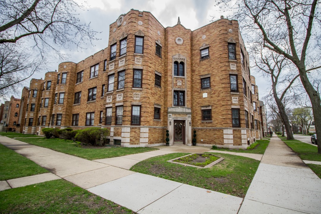 8000-8010 S Paxton Ave in Chicago, IL - Building Photo