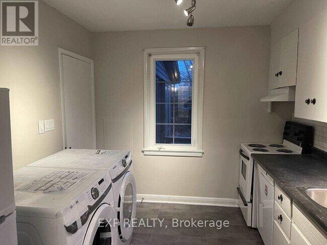 559 Drury Ln in Burlington, ON - Building Photo - Building Photo