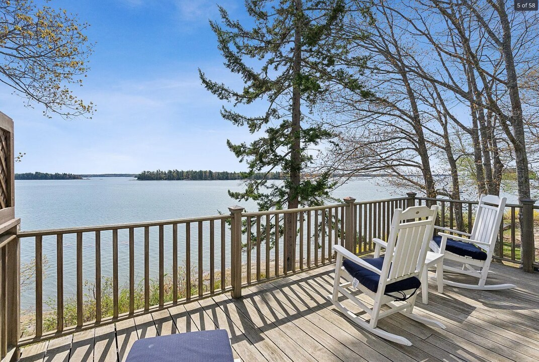 44 Maquoit Dr in Freeport, ME - Building Photo