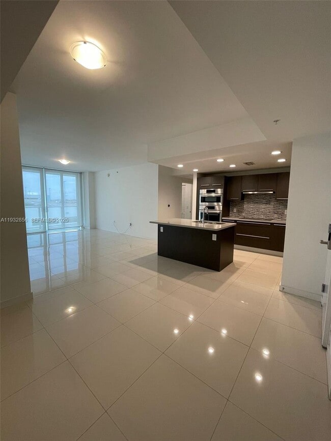 7825 NW 107th Ave in Doral, FL - Foto de edificio - Building Photo