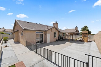 37152 Waltham Pl in Palmdale, CA - Foto de edificio - Building Photo
